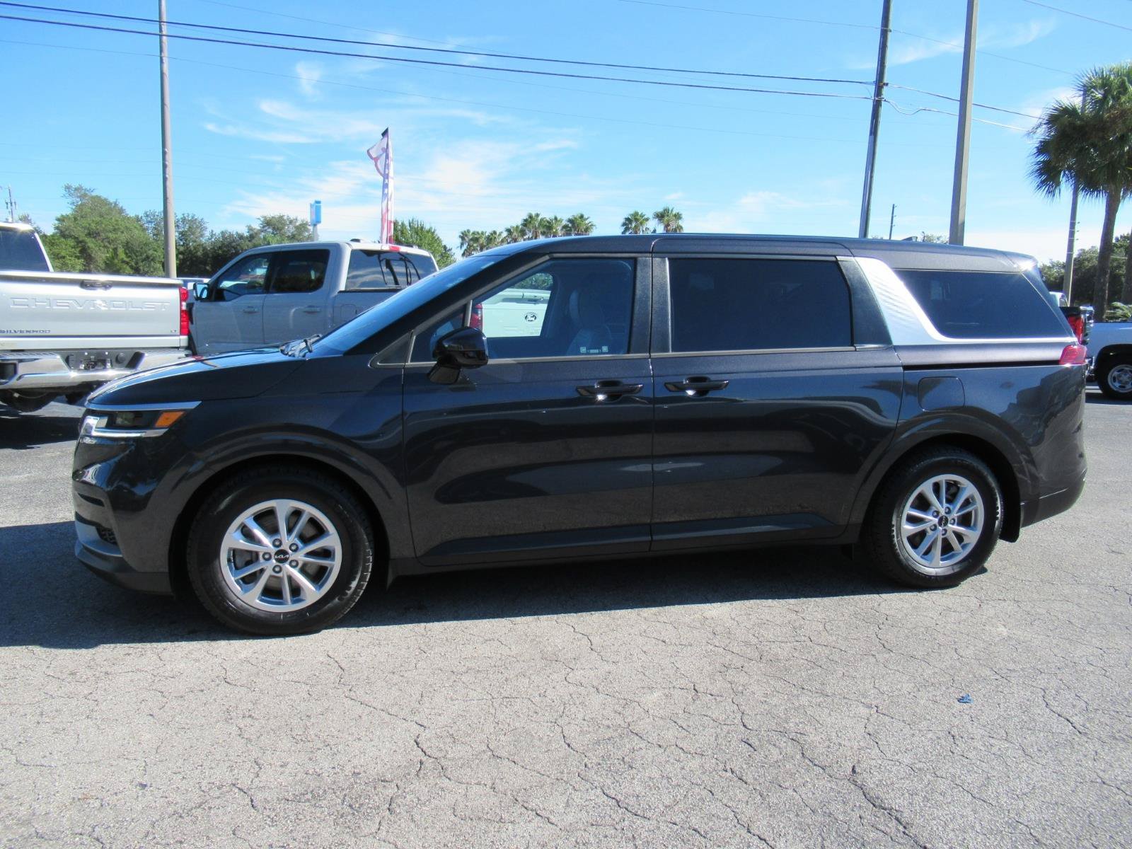 Used 2022 Kia Carnival LX FWD image 2