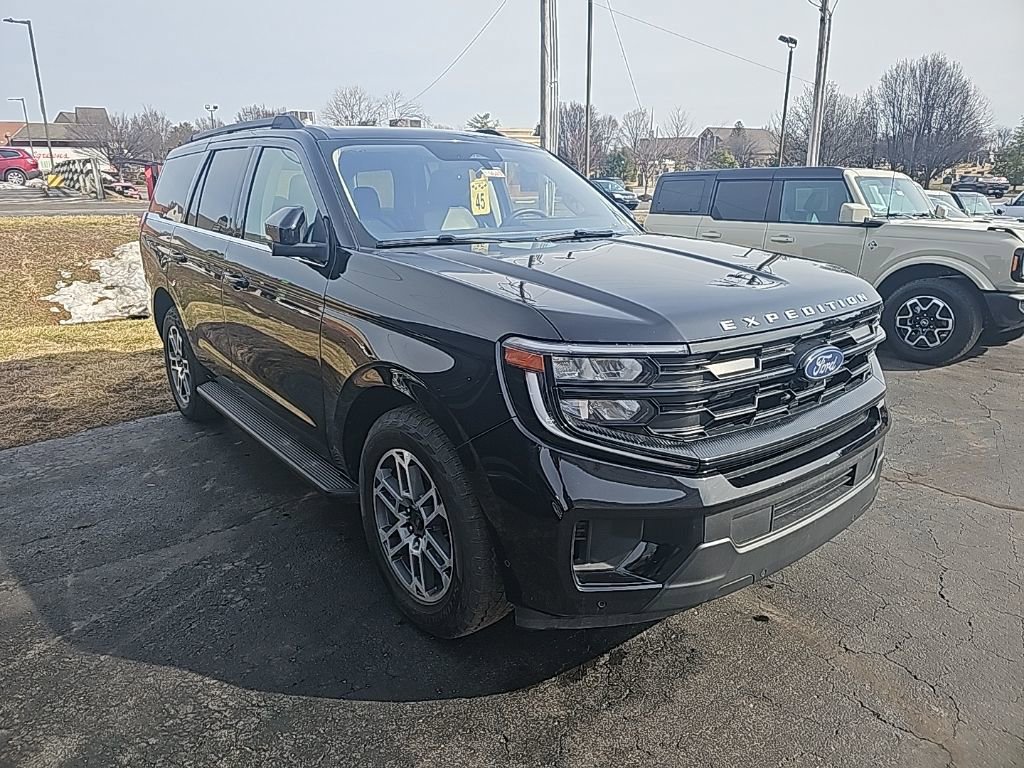 Used 2025 Ford Expedition Active AWD/4WD image 3