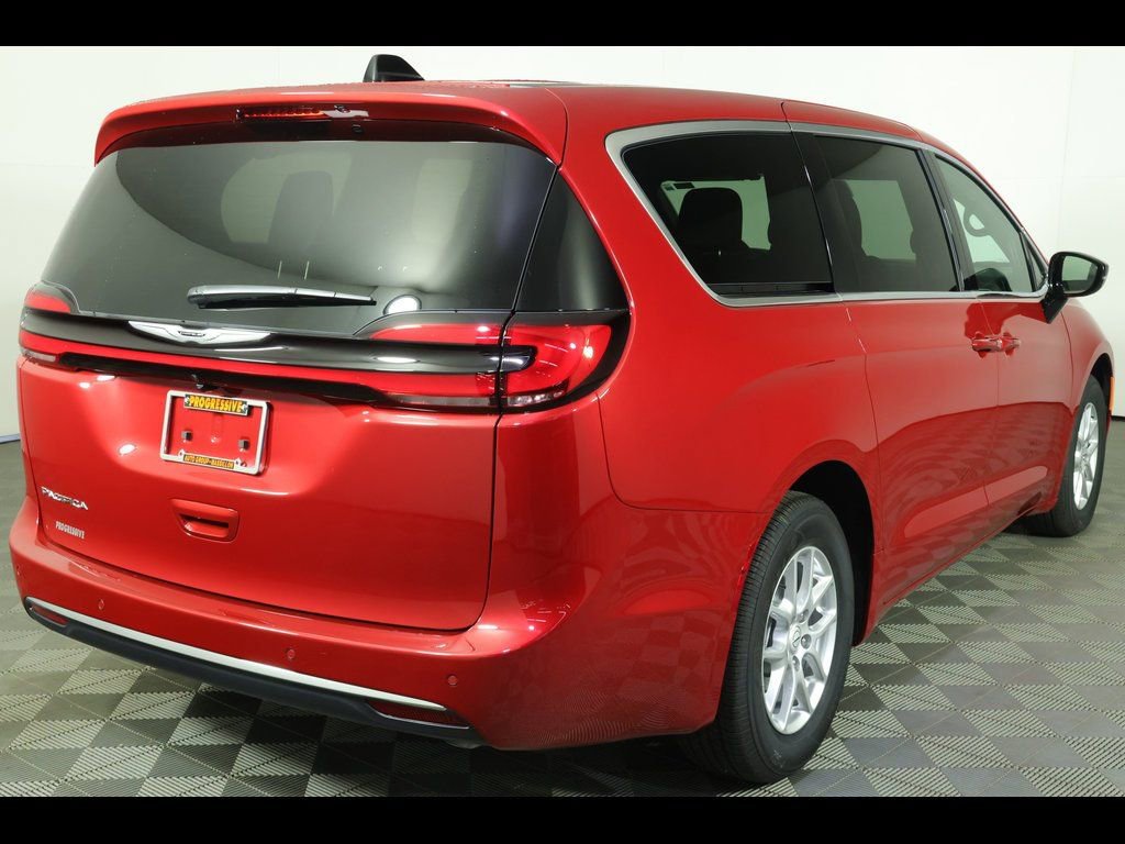 New 2026 Chrysler Pacifica Select image 2