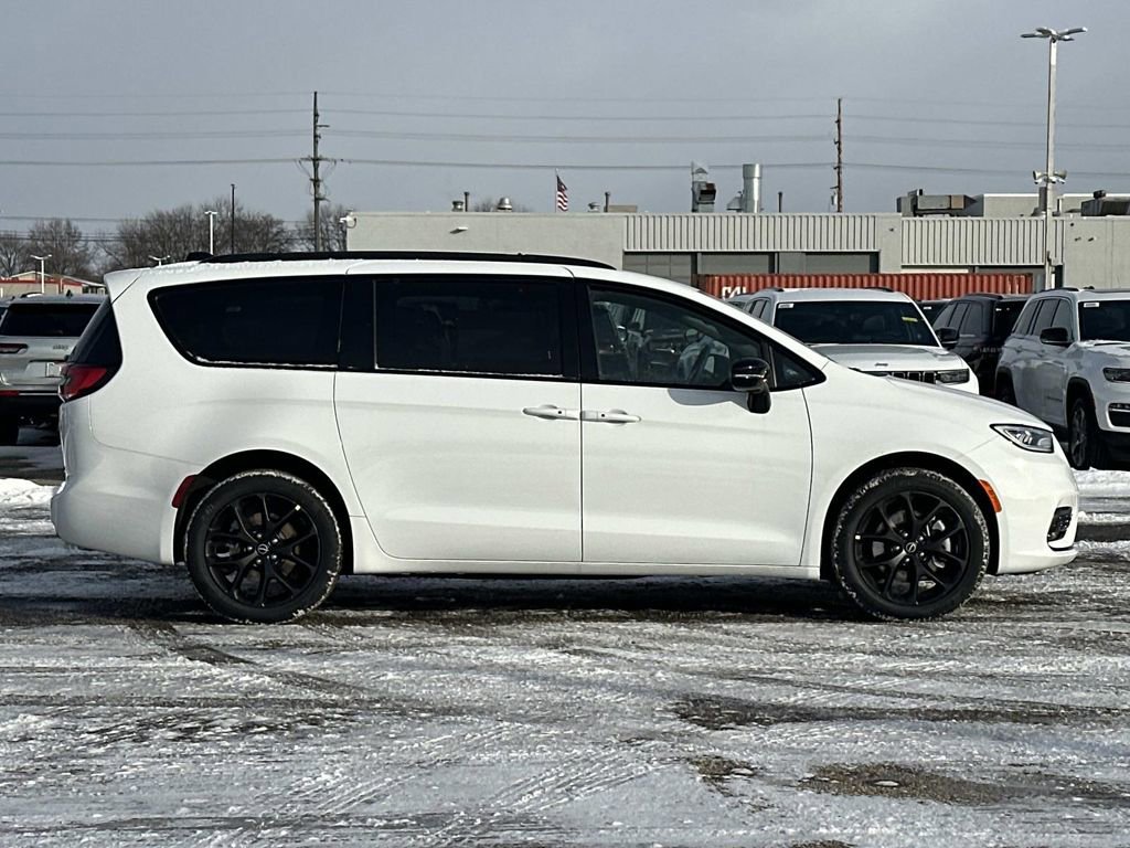 New 2026 Chrysler Pacifica Limited w/ S Appearance Package image 2