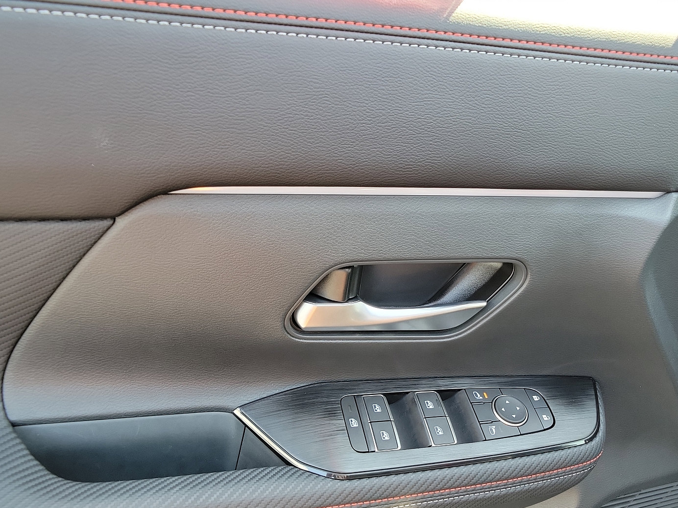 New 2025 Nissan Kicks SR w/ SR Premium Package image 15