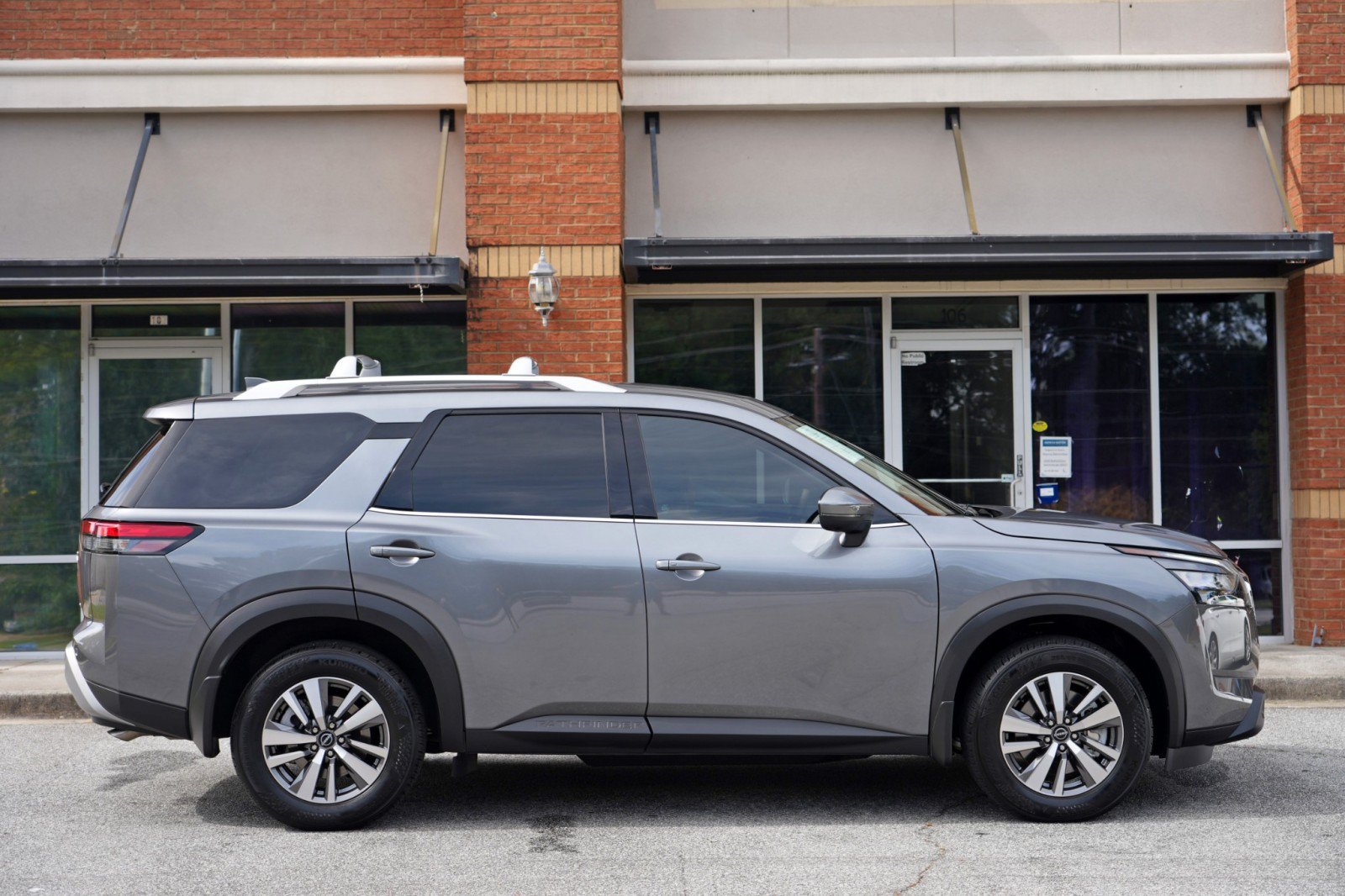 Used 2025 Nissan Pathfinder SL AWD/4WD image 50