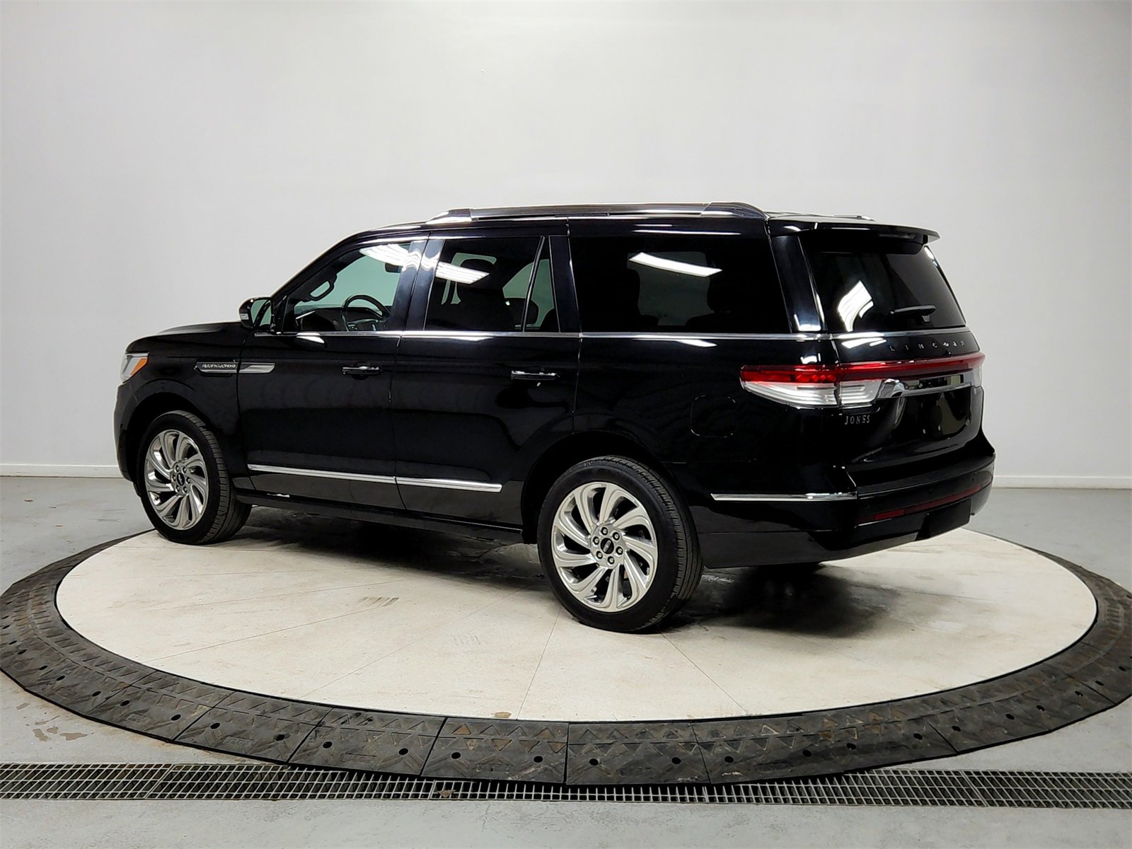 Used 2024 Lincoln Navigator Reserve image 5
