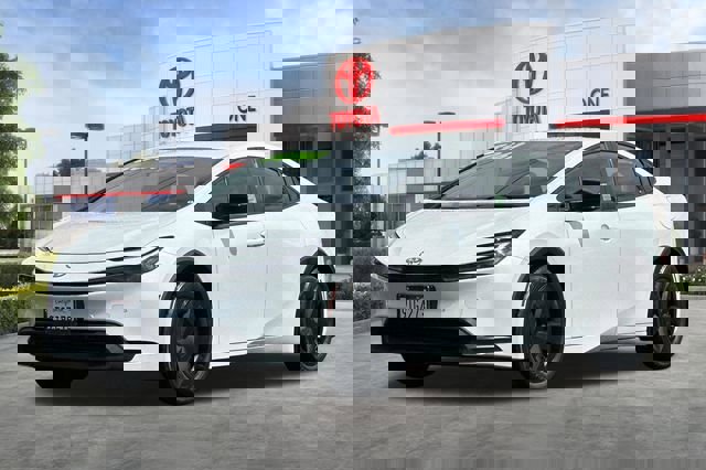 Used 2025 Toyota Prius LE FWD image 9