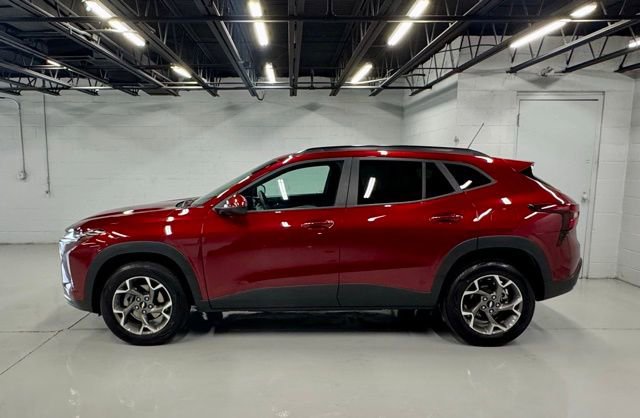 Used 2025 Chevrolet Trax LT w/ LT Convenience Package FWD image 2