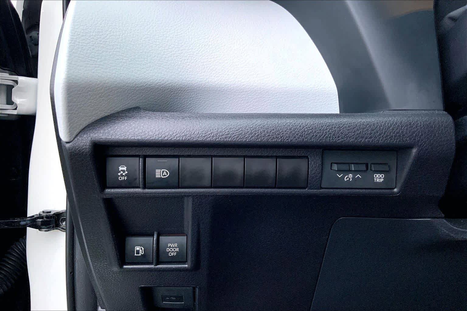 Used 2026 Toyota Sienna LE FWD image 33