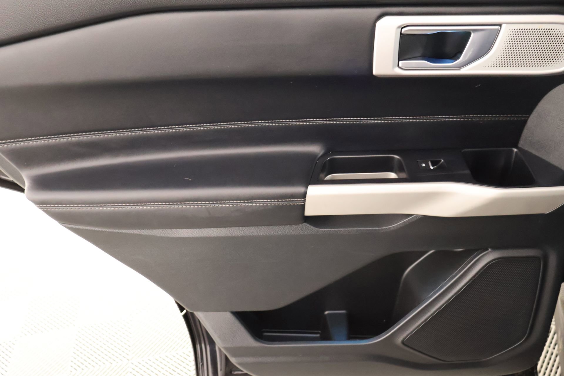 Used 2022 Ford Explorer Limited w/ Limited Technology Package image 19