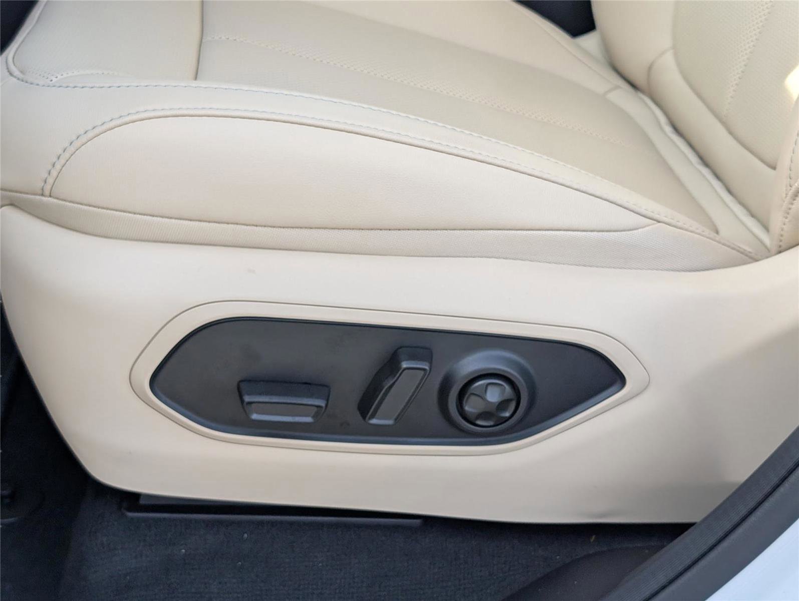 New 2025 Jeep Grand Cherokee L Limited w/ Luxury Tech Group II RWD image 18