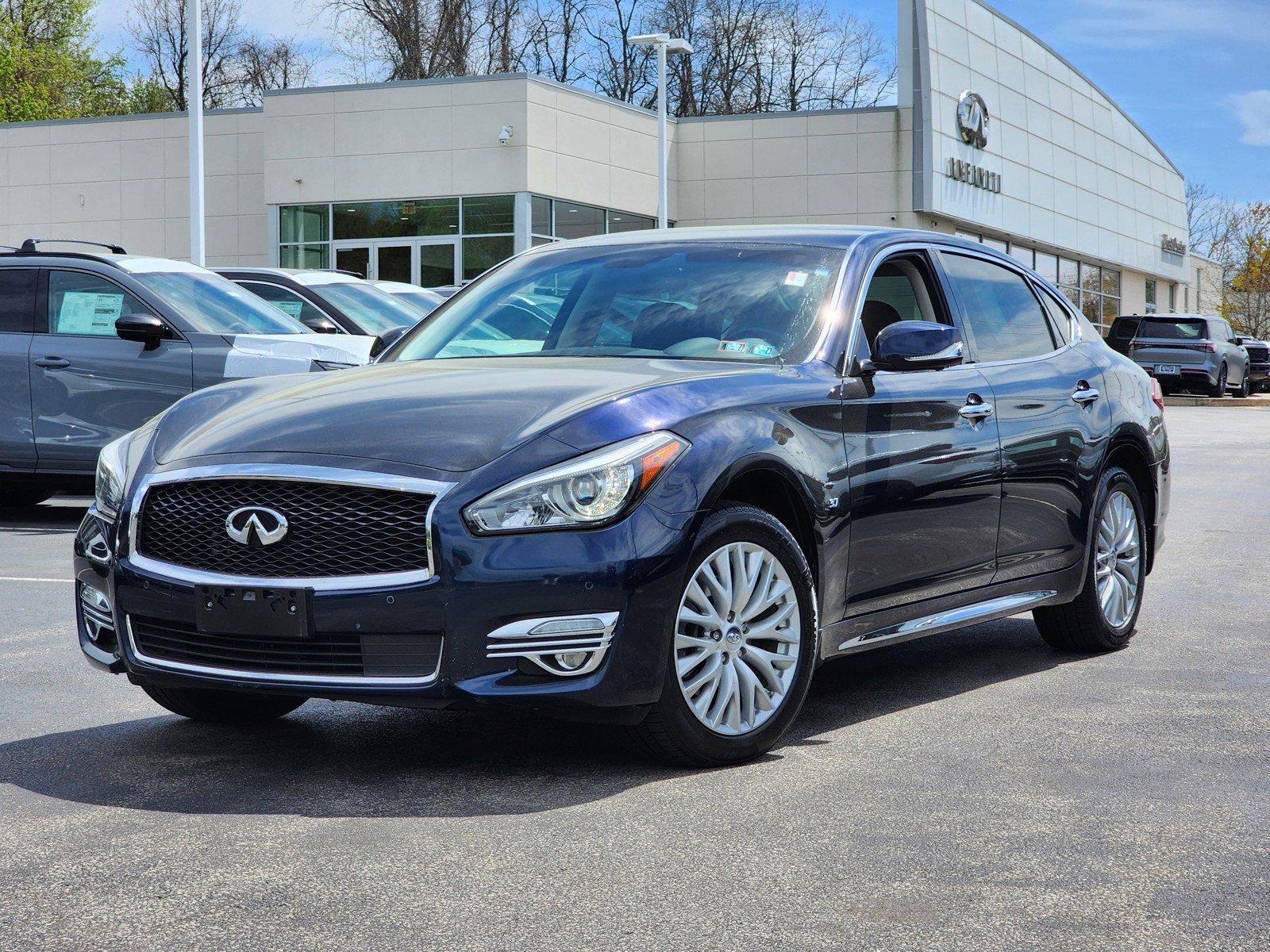 Used 2015 INFINITI Q70 L 3.7 w/ Deluxe Touring Package