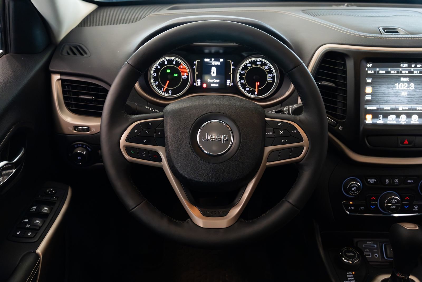 Used 2017 Jeep Cherokee Latitude w/ Comfort/Convenience Group AWD/4WD image 10