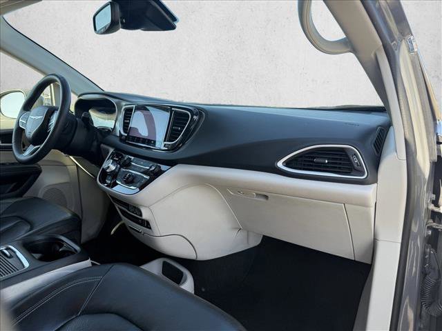 Used 2022 Chrysler Pacifica Touring-L FWD image 12