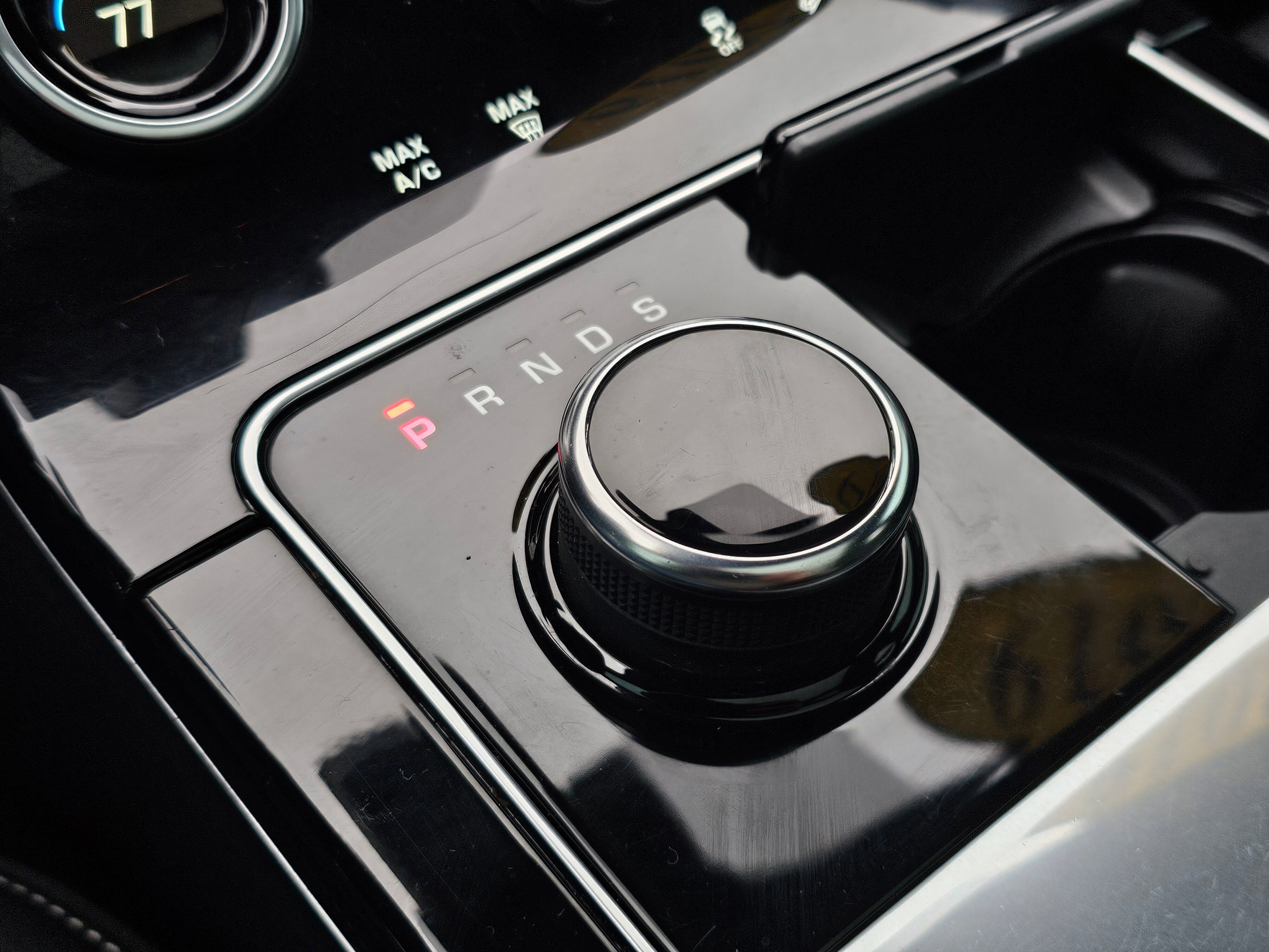 Used 2019 Land Rover Range Rover Velar R-Dynamic SE image 30