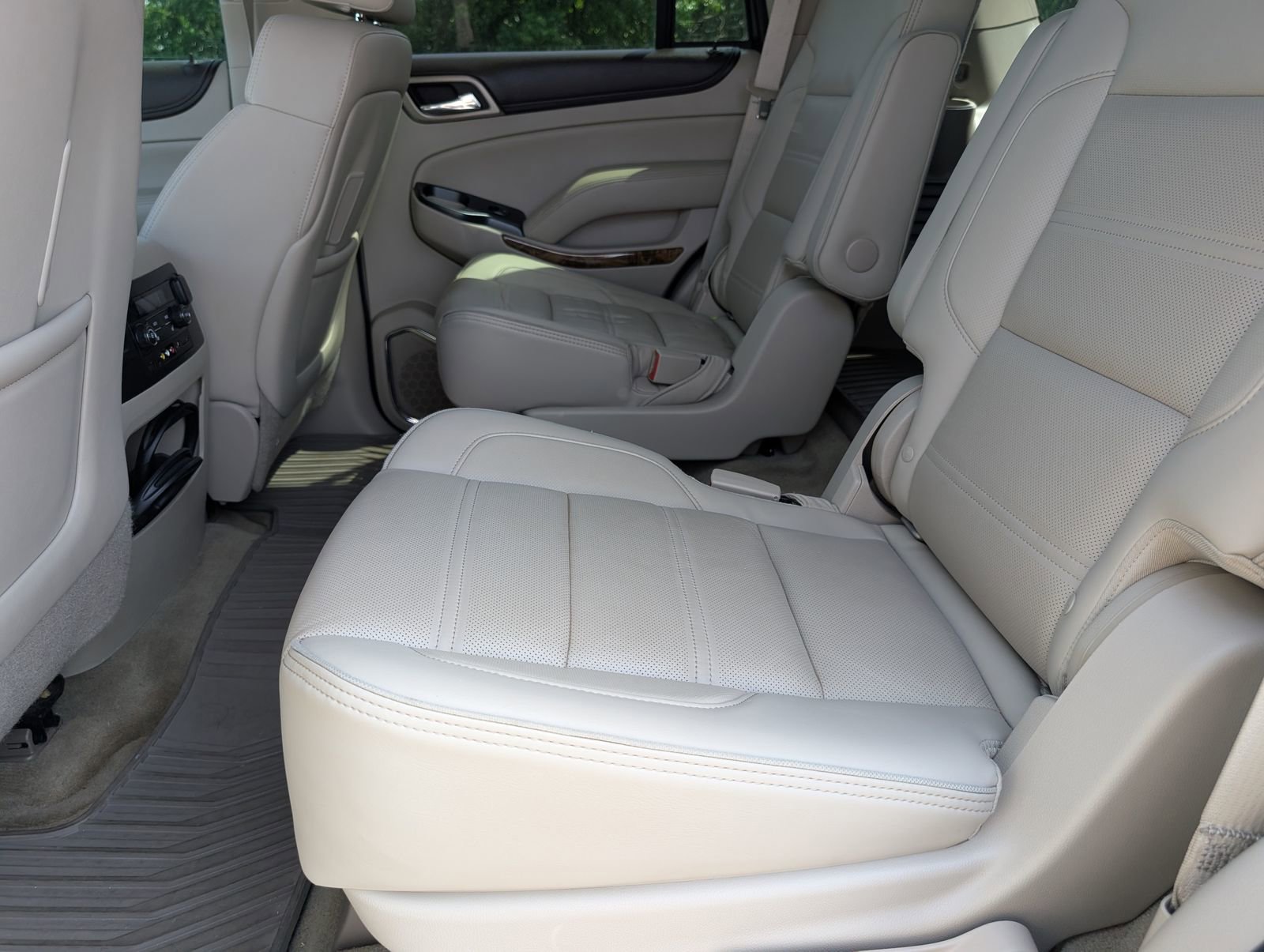 Used 2015 GMC Yukon Denali w/ Open Road Package image 8