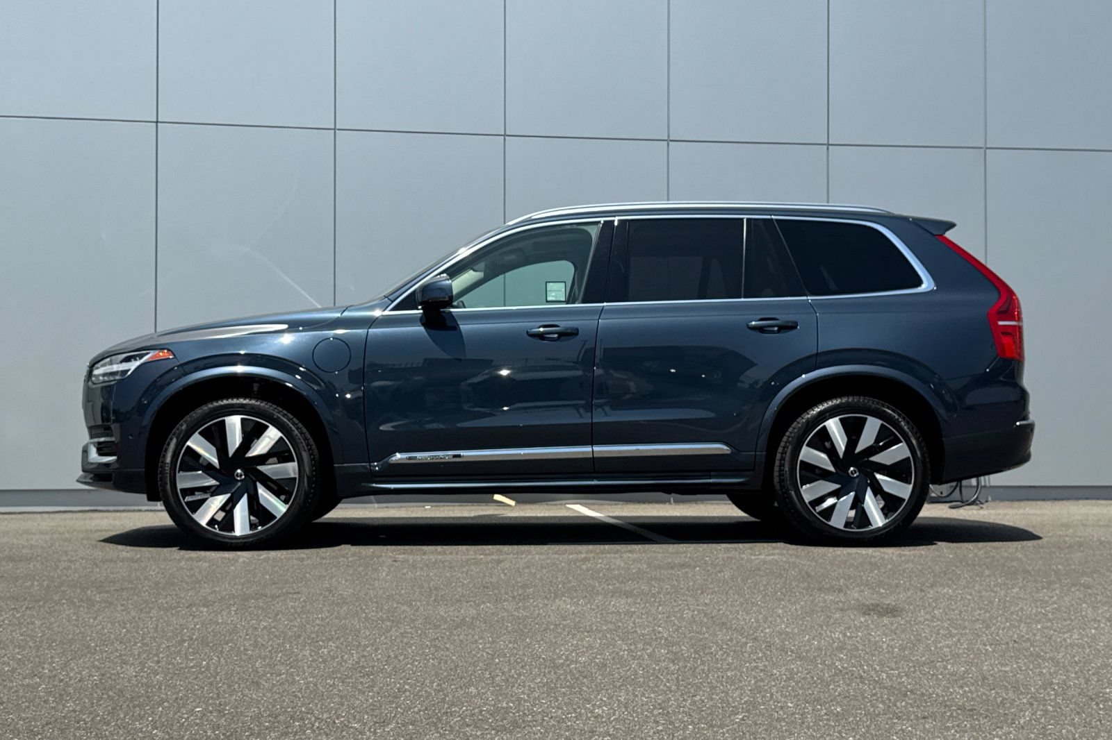 Used 2023 Volvo XC90 T8 Ultimate w/ Protection Package Premier AWD/4WD image 2