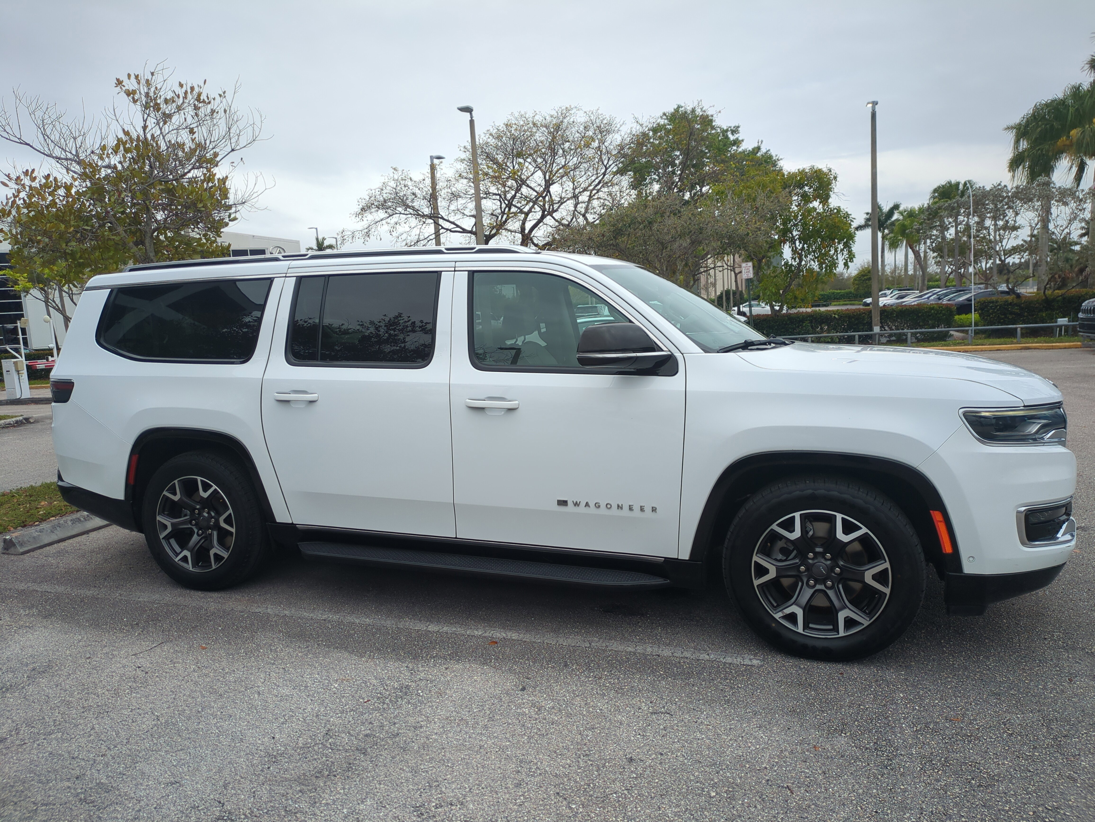 Certified 2024 Jeep Wagoneer L Series III w/ Flexible Seating Group image 4