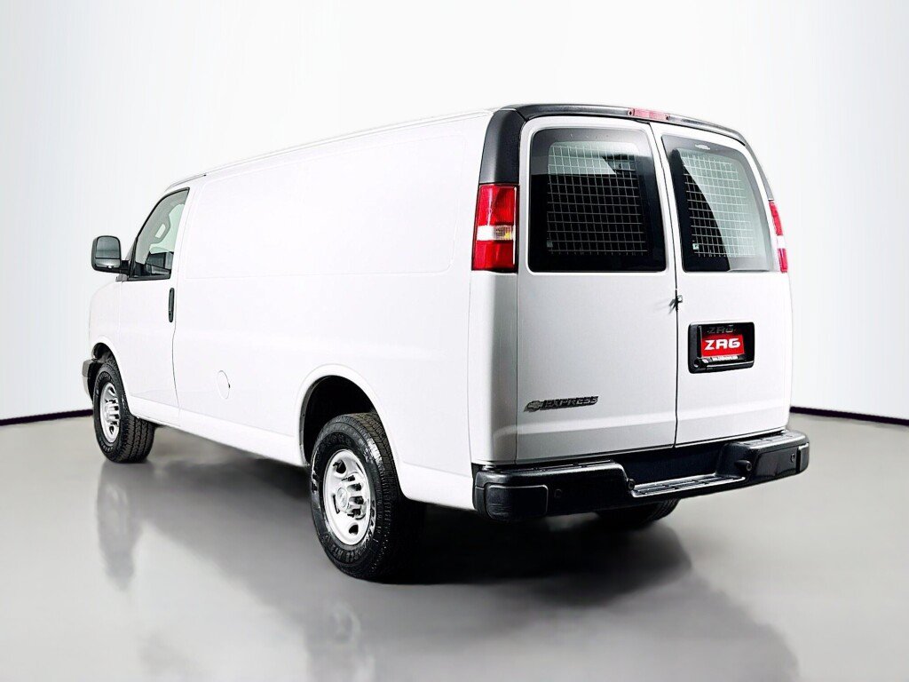 Used 2019 Chevrolet Express 2500 w/ Driver Convenience Package RWD image 3