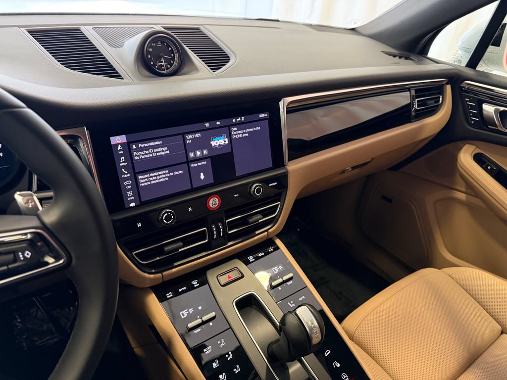Certified 2025 Porsche Macan AWD/4WD image 18