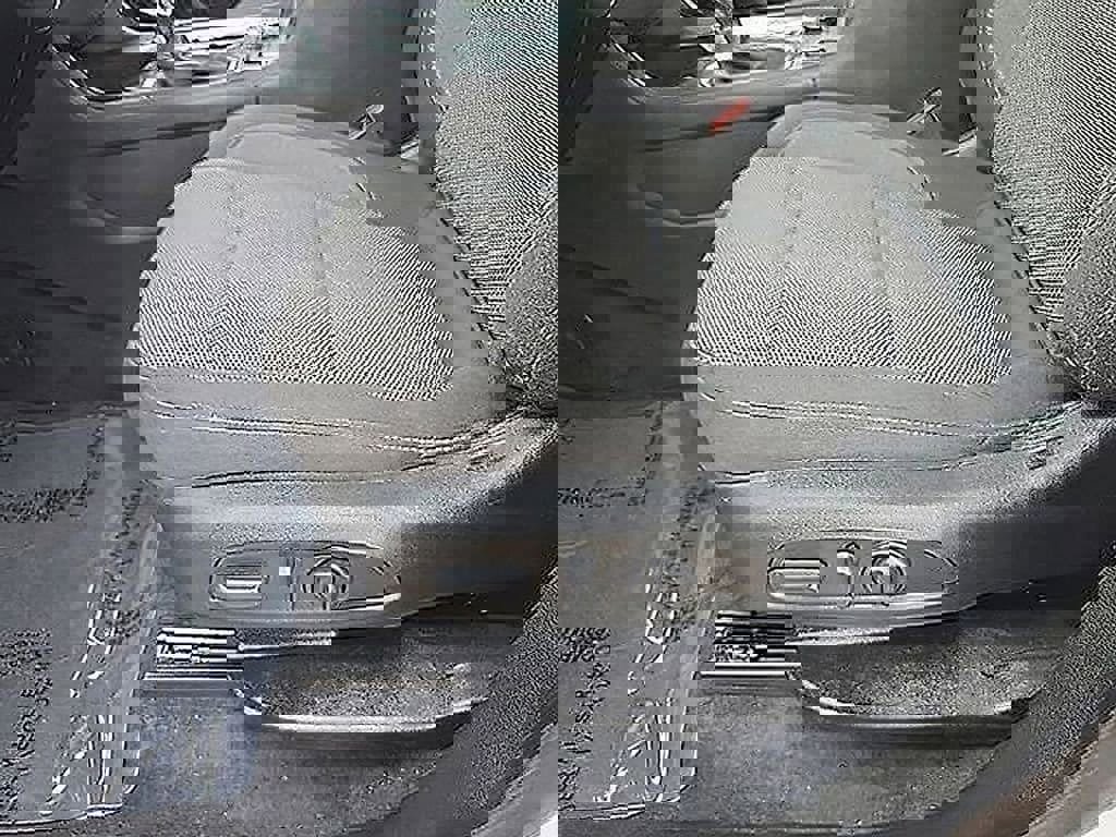 Used 2023 Chevrolet Traverse LT image 19