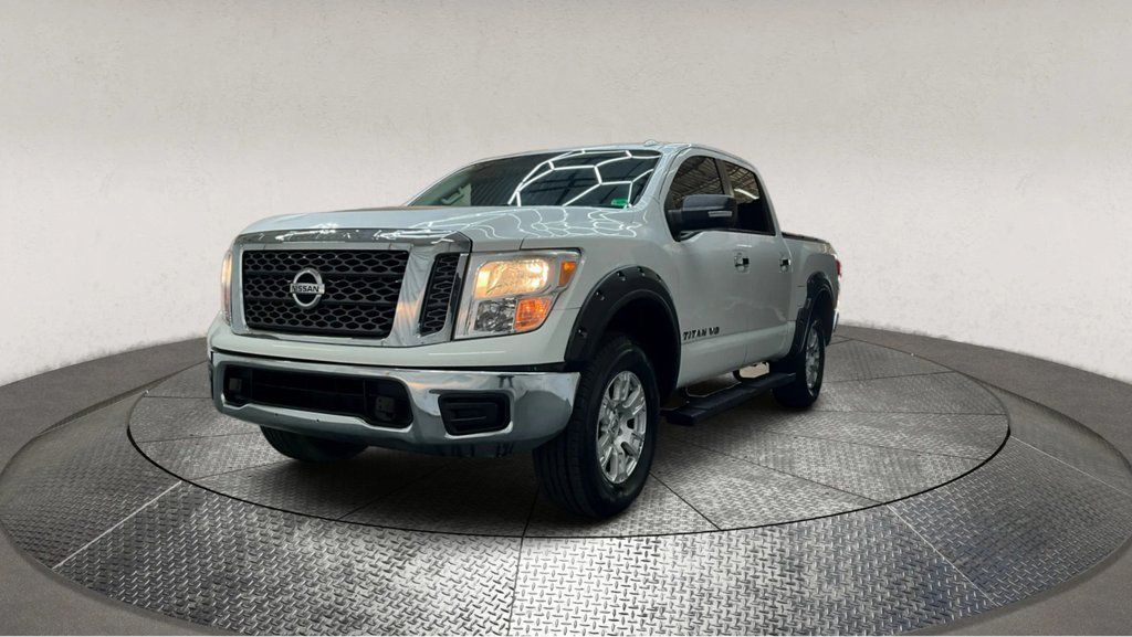 Used 2018 Nissan Titan SV image 3
