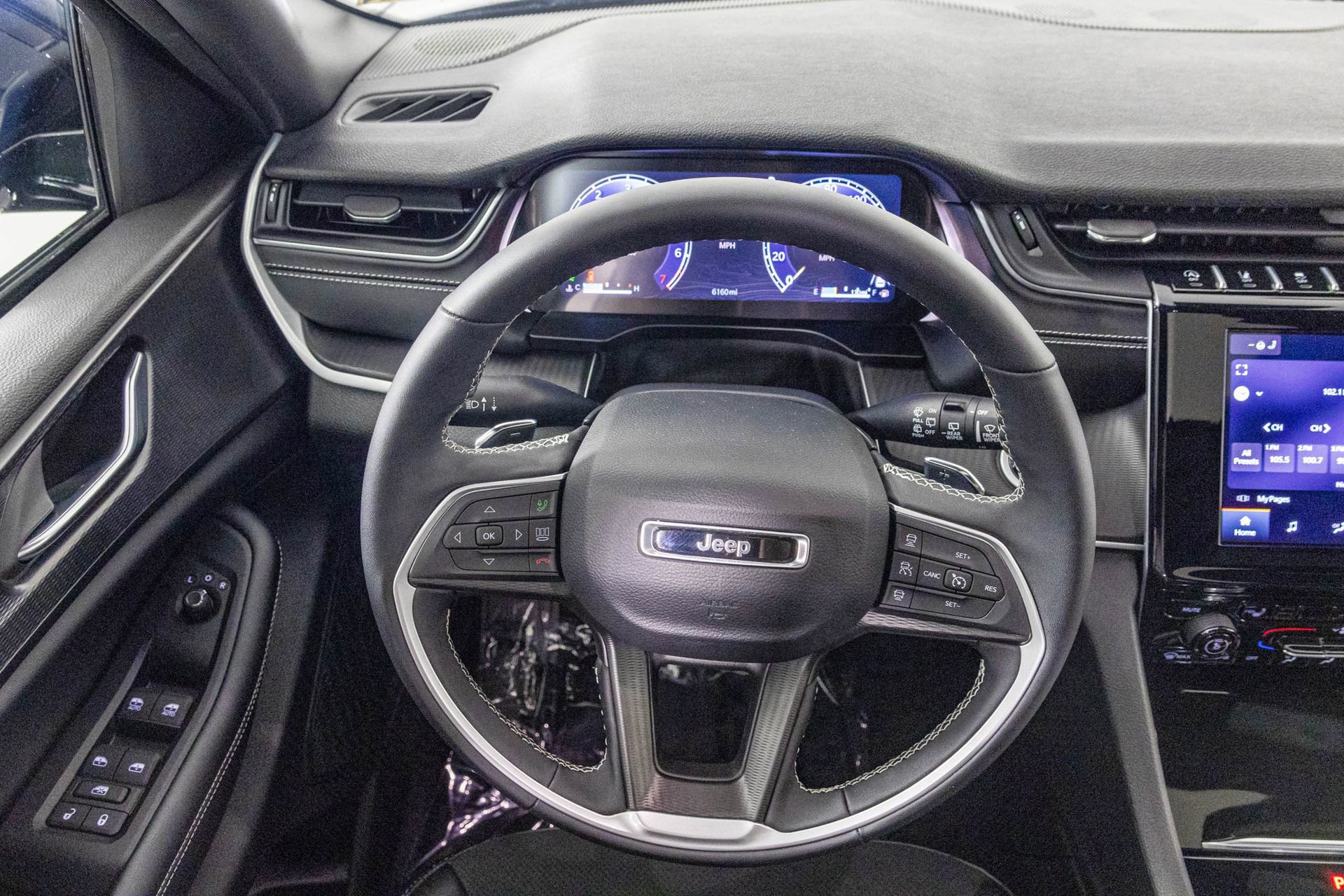 Used 2025 Jeep Grand Cherokee Altitude image 30