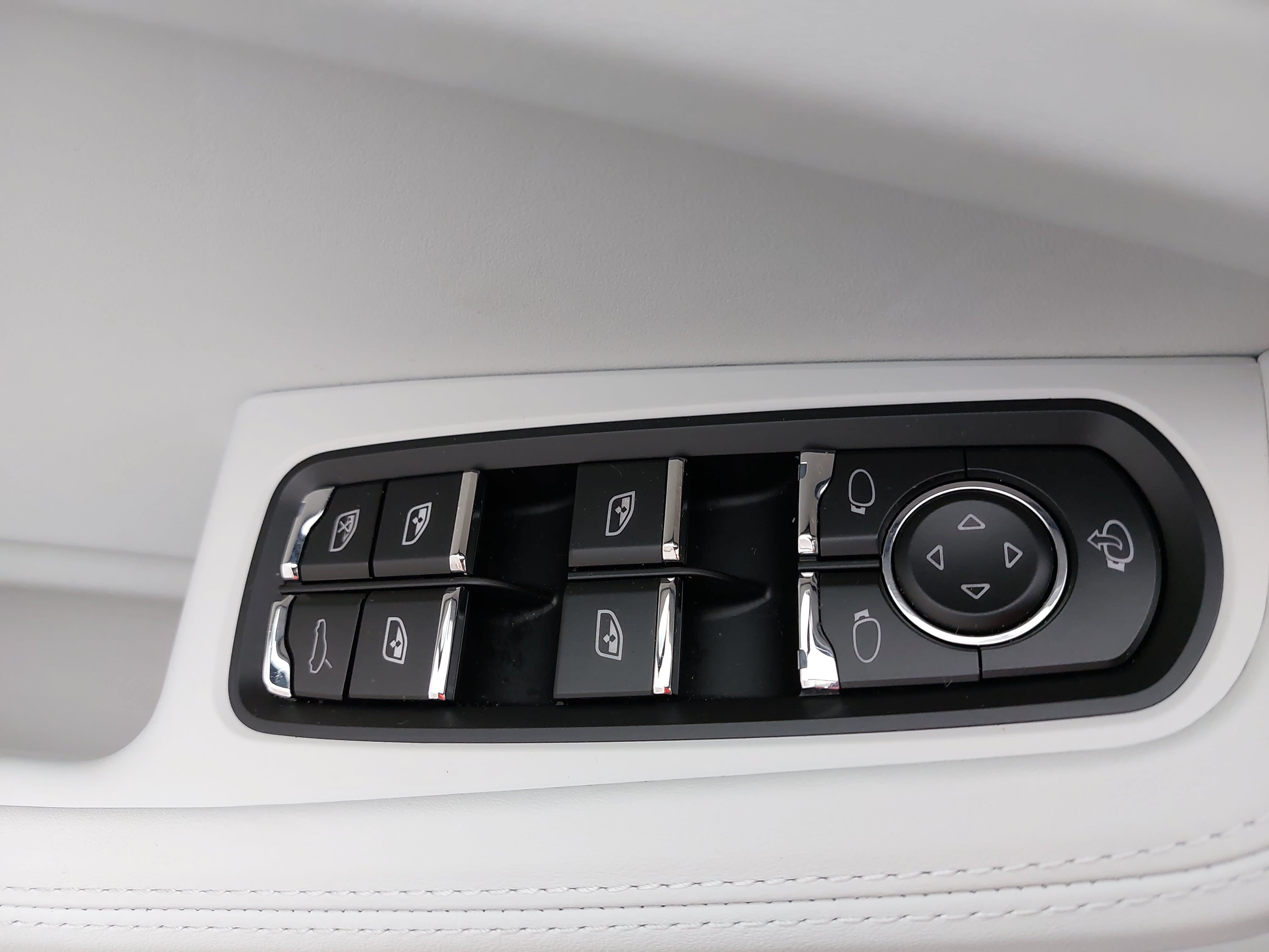 Certified 2026 Porsche Macan AWD/4WD image 30