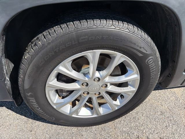 Used 2019 Jeep Cherokee Latitude w/ Popular Appearance Group FWD image 14
