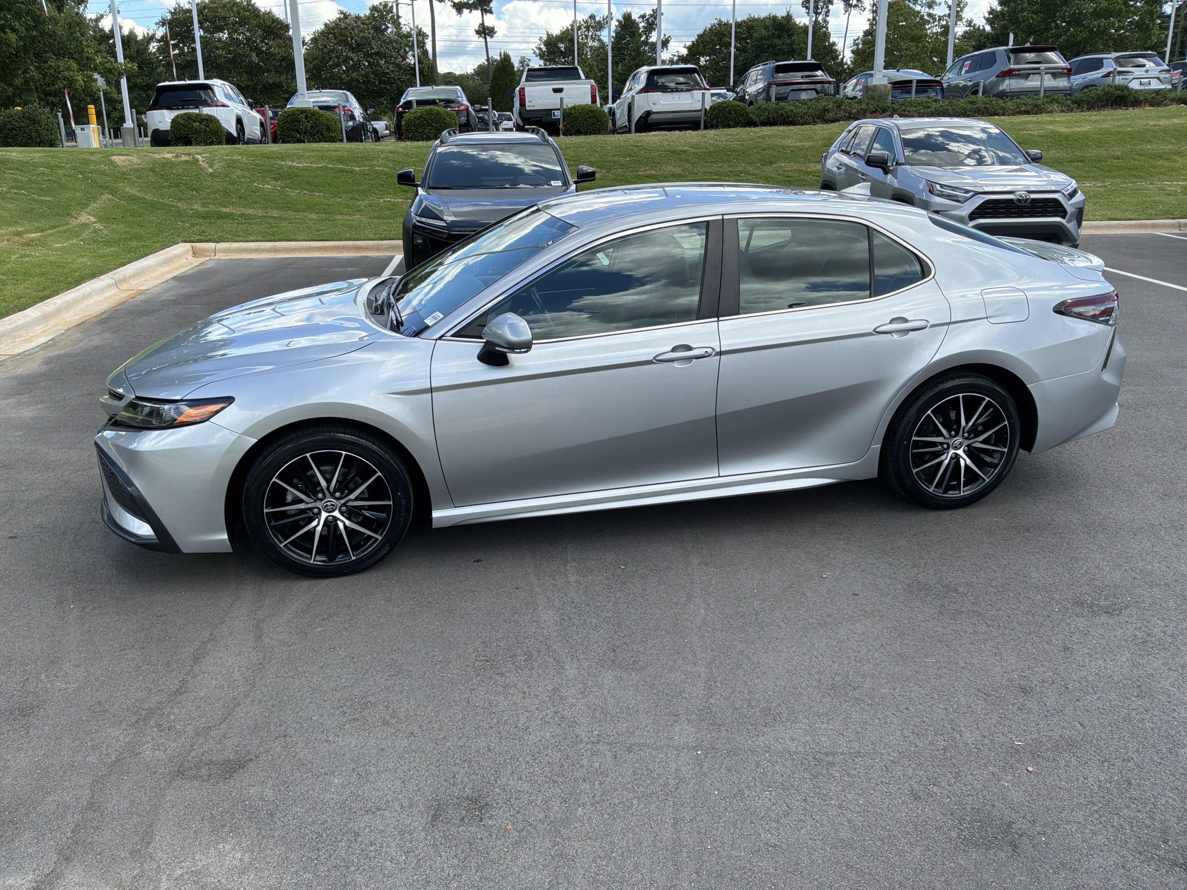 Used 2022 Toyota Camry SE FWD image 7