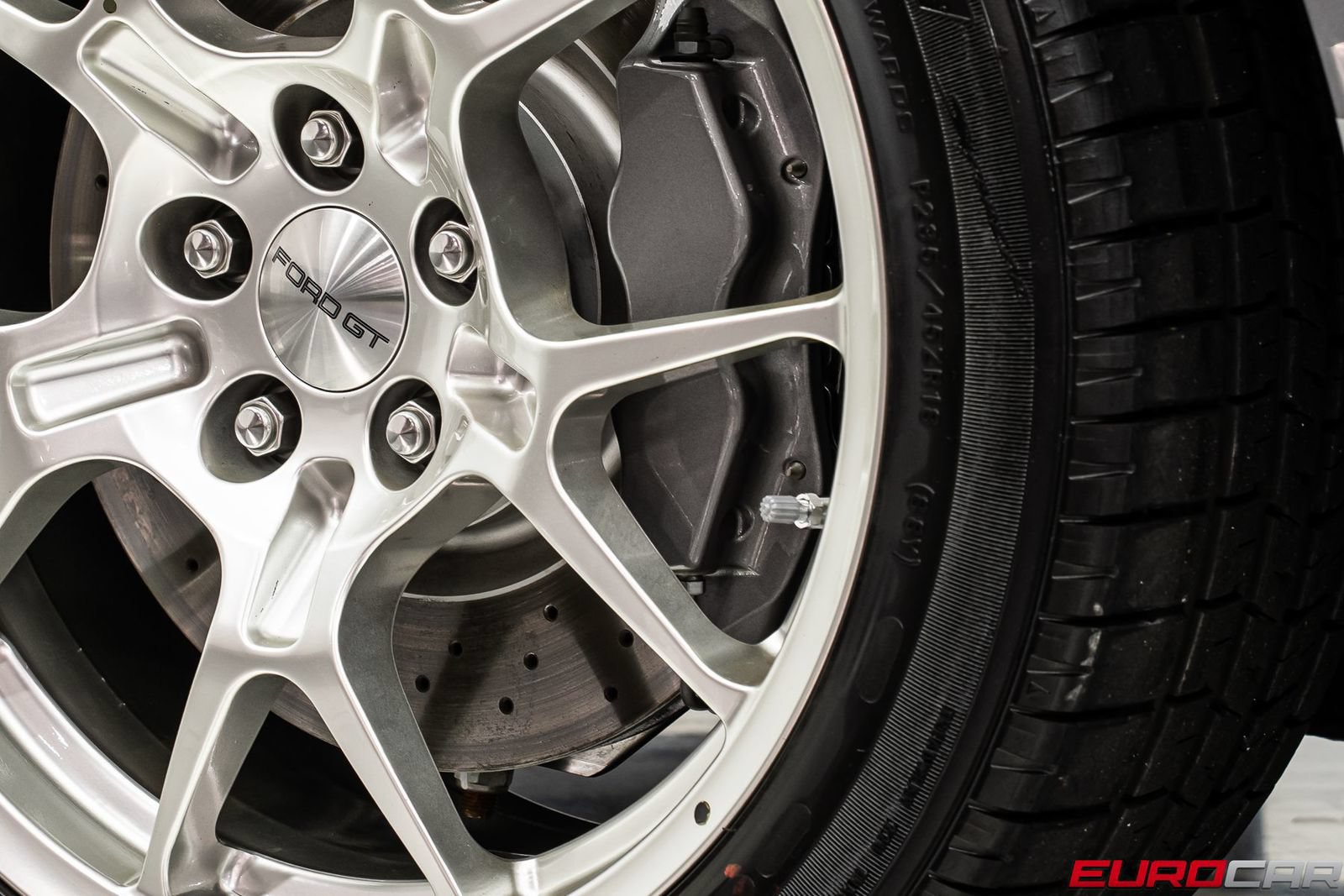 Used 2006 Ford GT RWD image 29