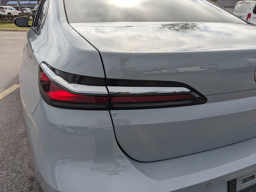 Used 2025 BMW 740i image 12