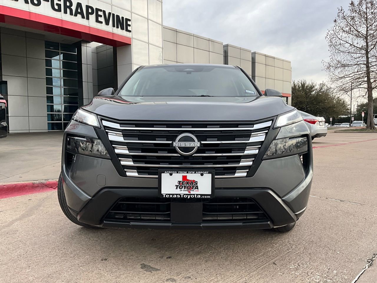 Used 2025 Nissan Rogue SV image 3