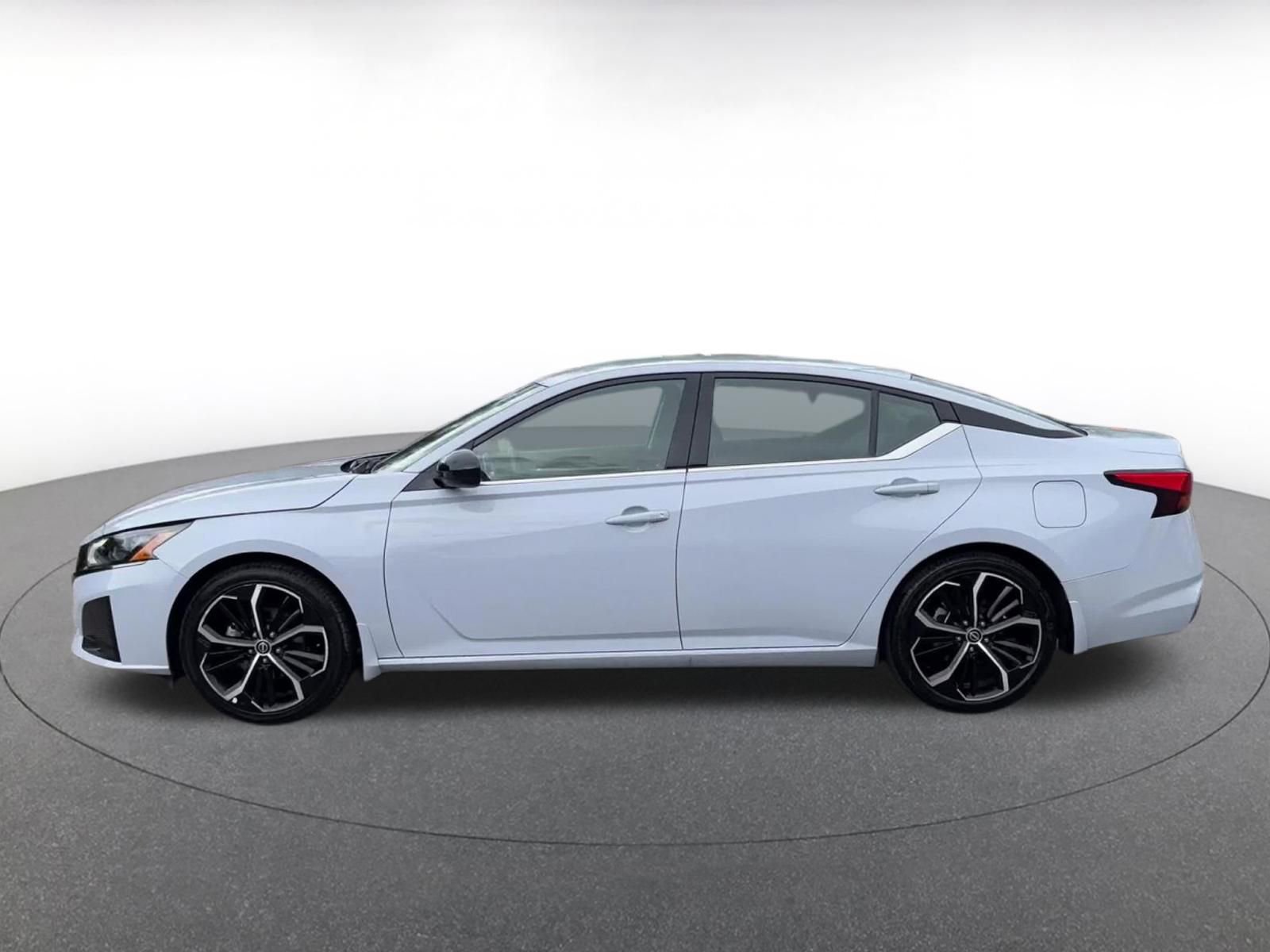 Used 2025 Nissan Altima 2.5 SR FWD image 9