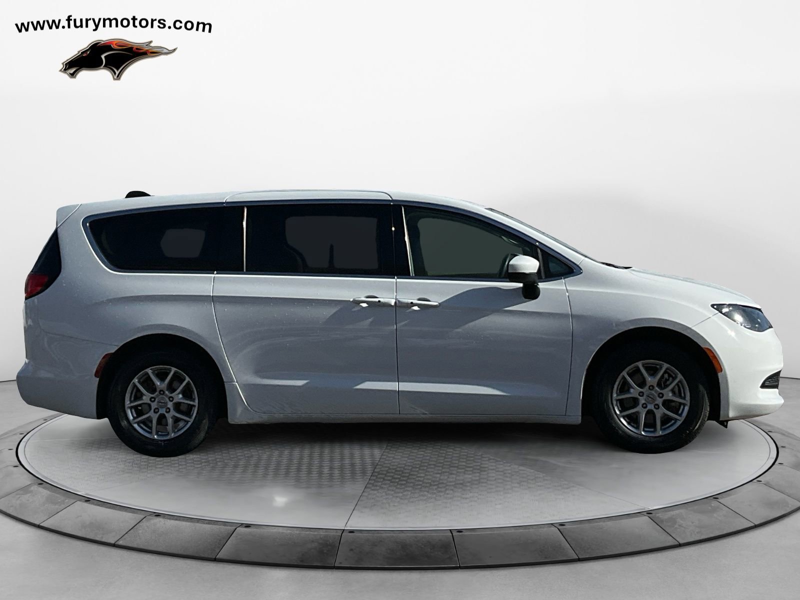 Used 2022 Chrysler Voyager LX image 2