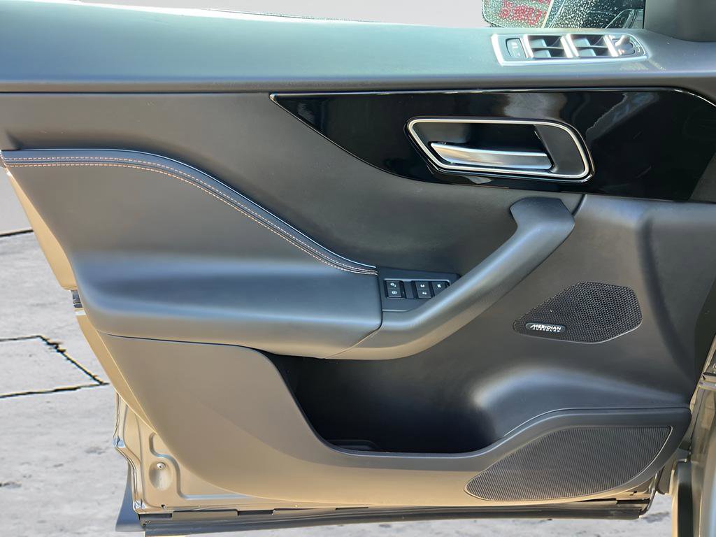 Used 2019 Jaguar F-PACE Prestige image 33