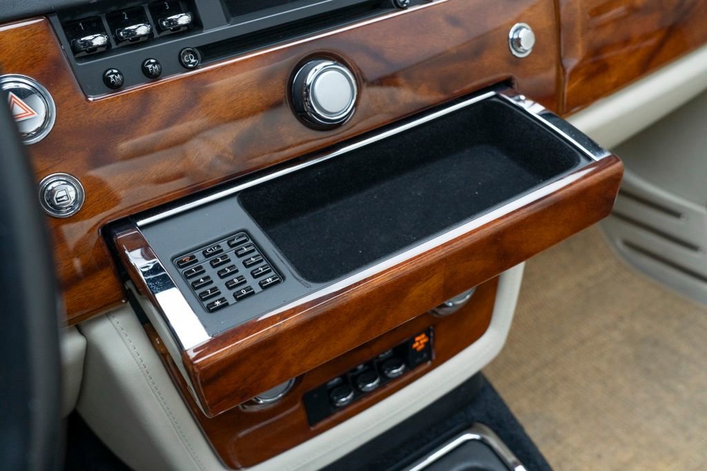 Used 2010 Rolls-Royce Phantom Drophead Coupe image 27