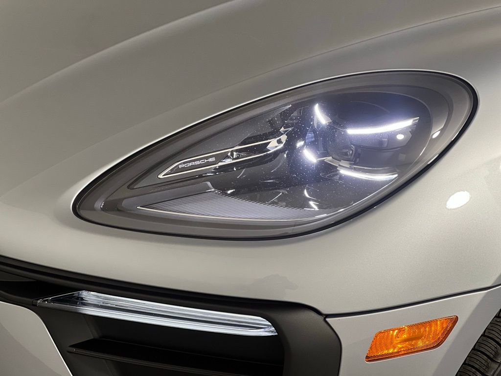 Certified 2025 Porsche Macan image 15