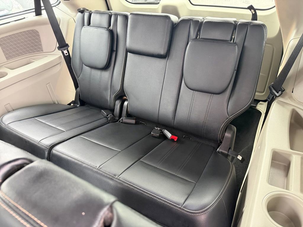 Used 2013 Chrysler Town & Country Touring-L FWD image 12