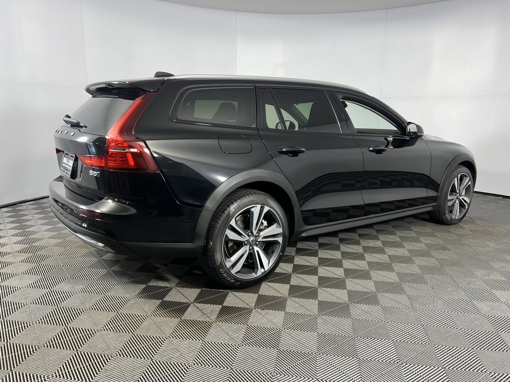 Used 2025 Volvo V60 B5 Cross Country Plus image 5