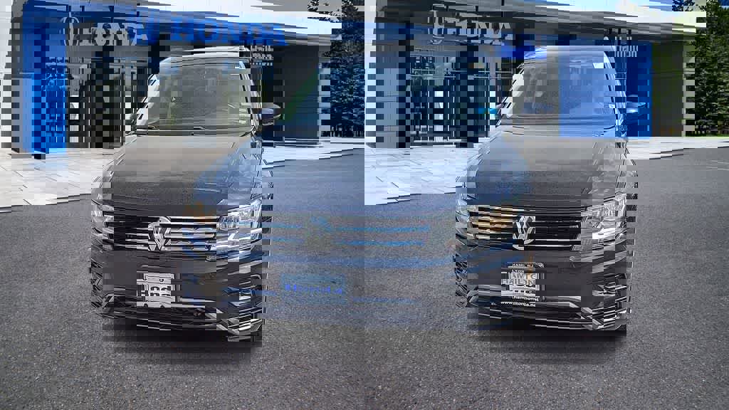 Used 2018 Volkswagen Tiguan SE w/ Panoramic Sunroof Package image 3