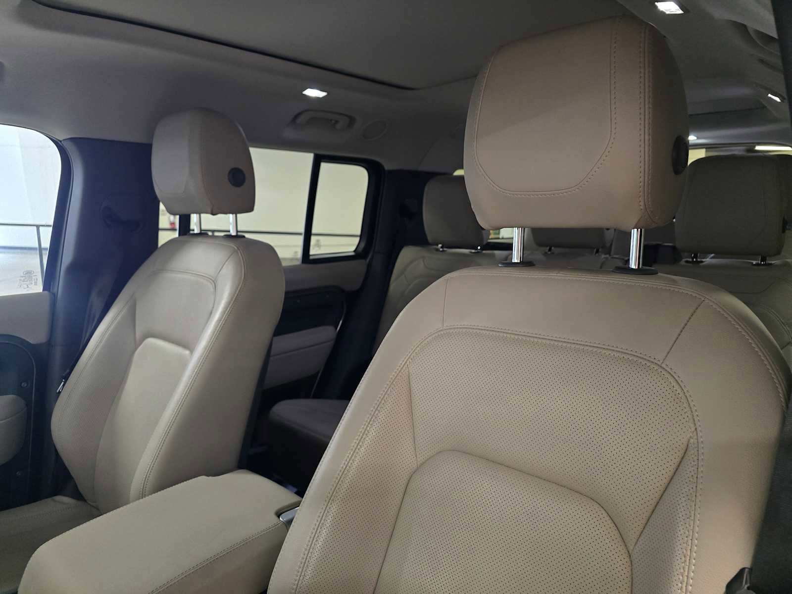 Used 2023 Land Rover Defender 130 SE image 24