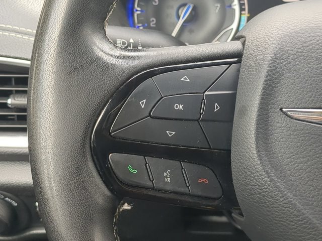 Used 2025 Chrysler Pacifica Limited FWD image 32