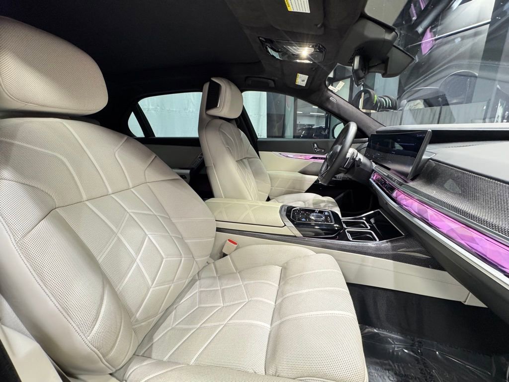 Used 2023 BMW 760i xDrive w/ Executive Package image 30