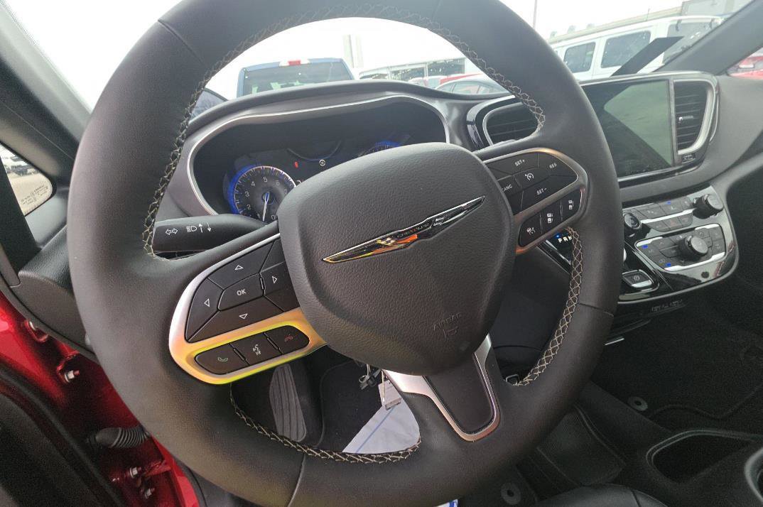 Used 2025 Chrysler Pacifica Select FWD image 13