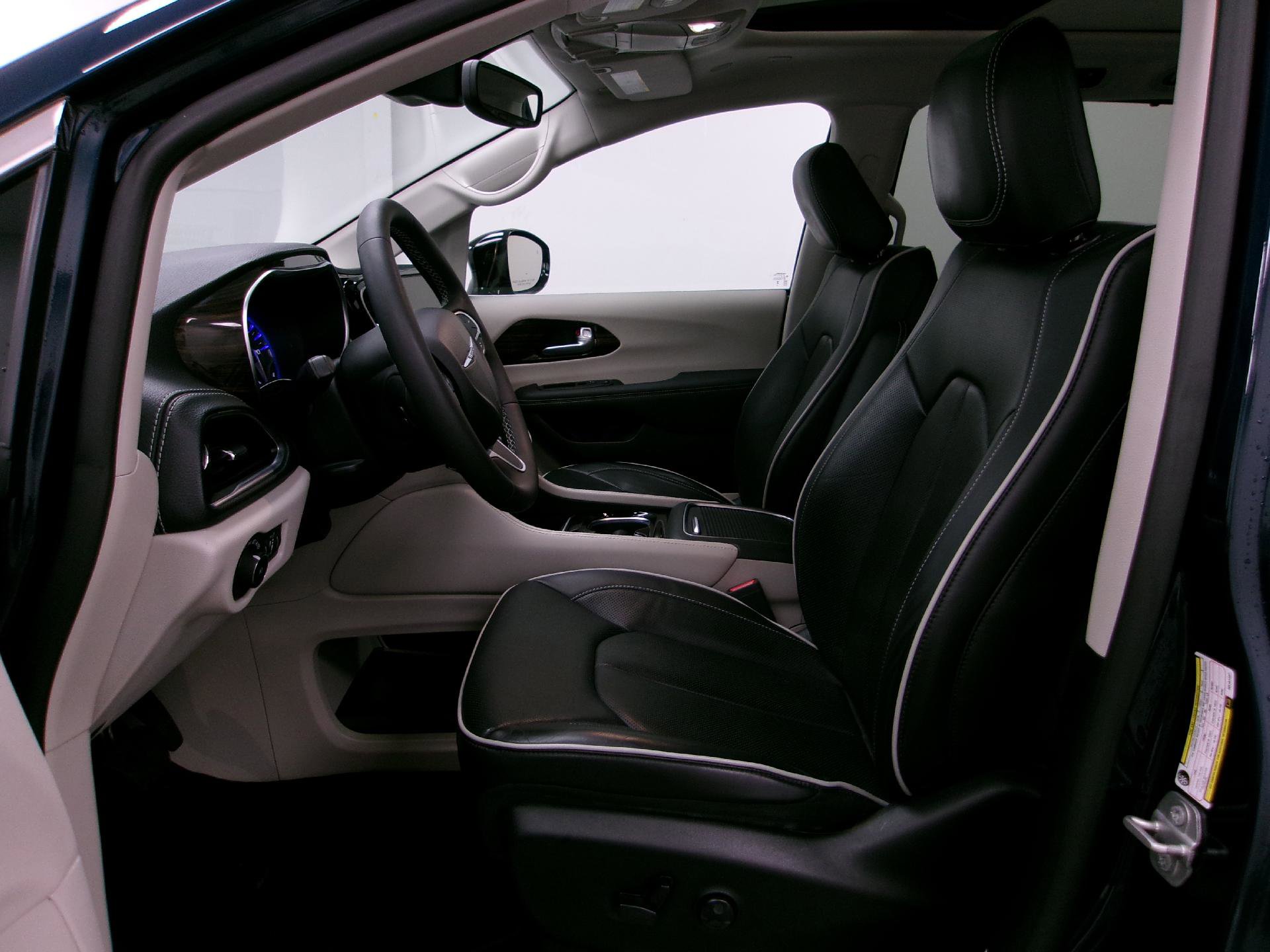 Used 2024 Chrysler Pacifica Limited image 10