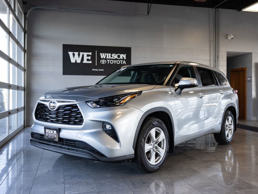 Used 2024 Toyota Highlander LE AWD/4WD image 2