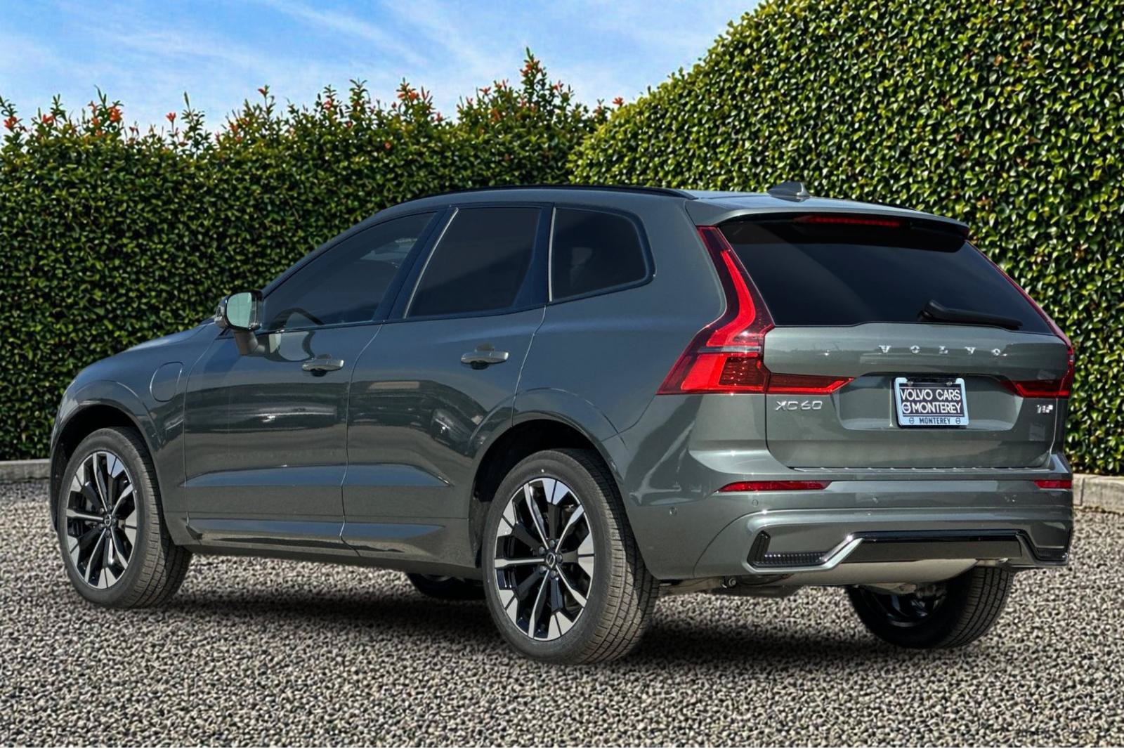 New 2026 Volvo XC60 T8 Plus w/ Climate Package PRO AWD/4WD image 4