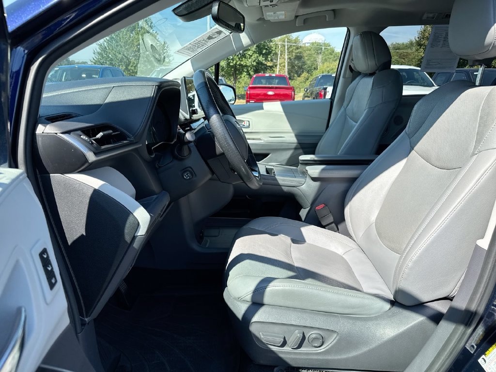 Used 2021 Toyota Sienna Limited FWD image 21