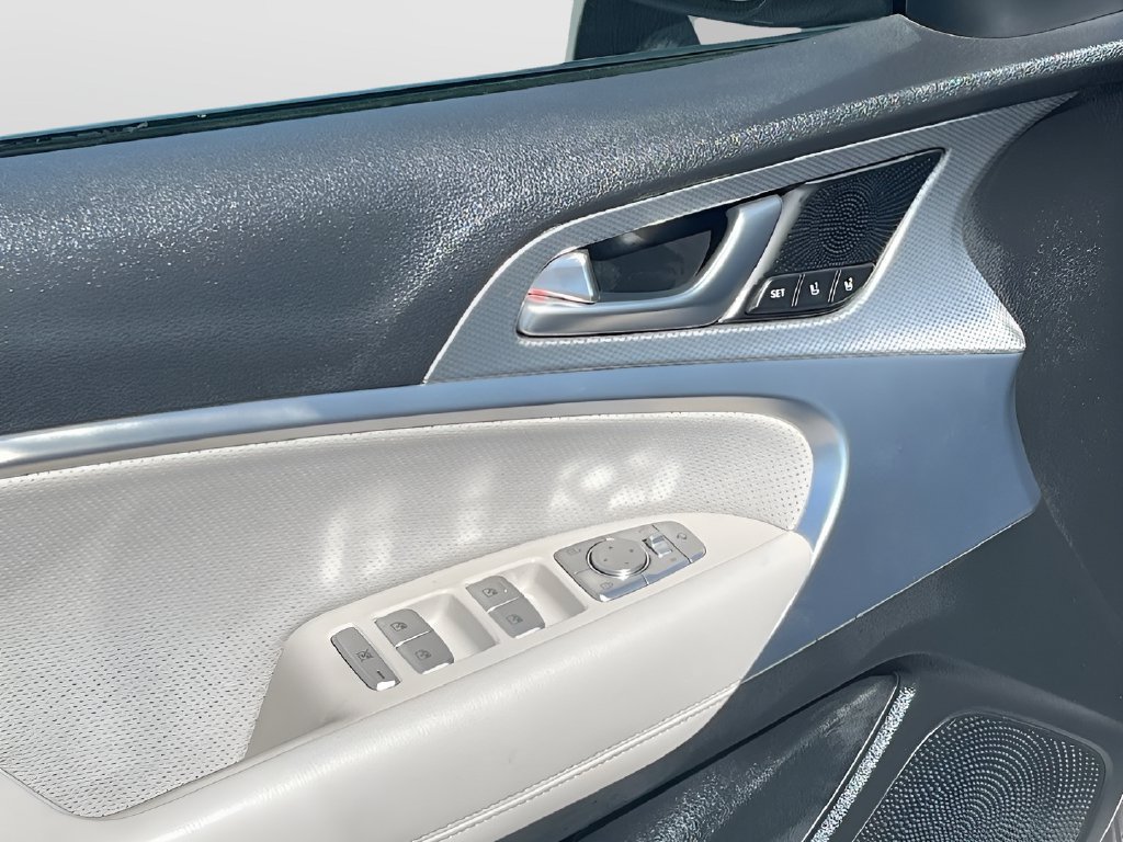 Used 2023 Genesis G70 2.0T AWD/4WD image 18