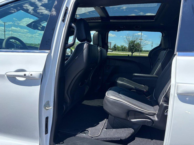 Used 2026 Chrysler Pacifica Limited FWD image 11