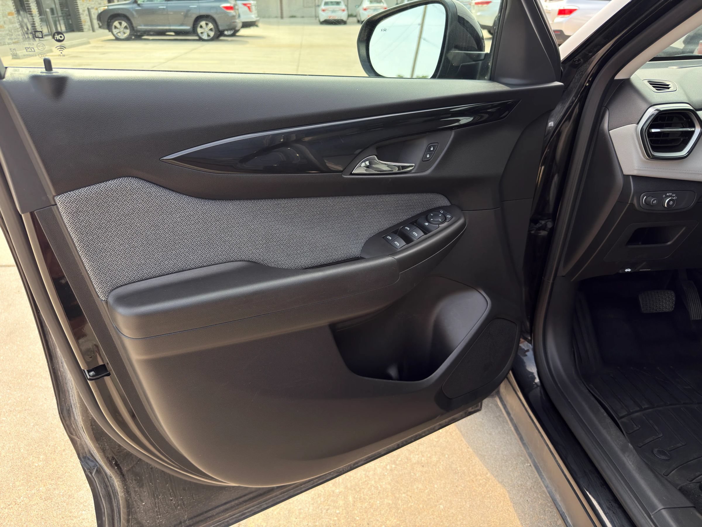 Used 2025 Chevrolet TrailBlazer LT w/ LT Cold Weather Package FWD image 25