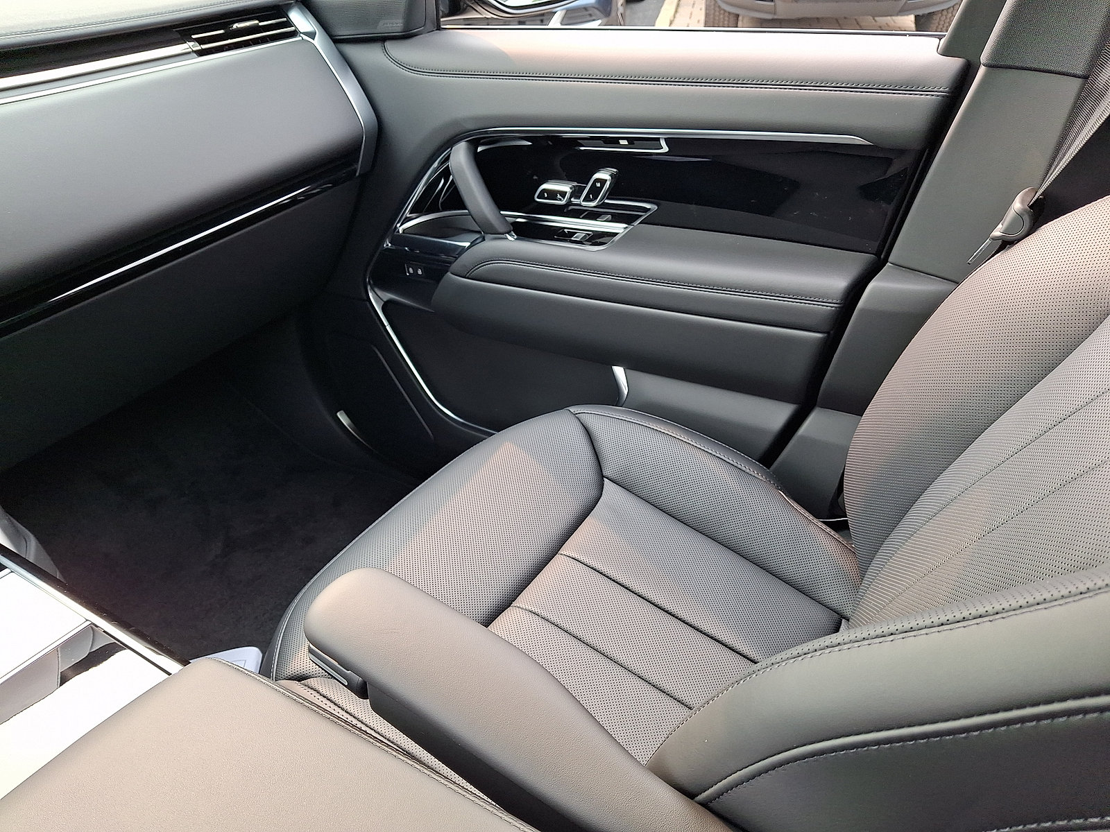 New 2026 Land Rover Range Rover Long Wheelbase SE AWD/4WD image 14